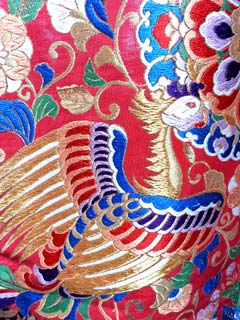 漆調の地に金襴の唐草に正倉院文様の刺繍